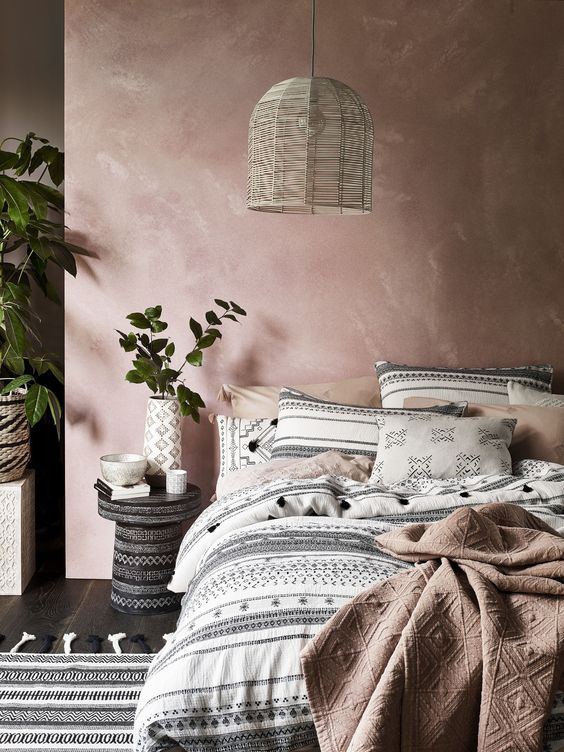 Bedroom Wallpaper Ideas: Pink Textured Wall
