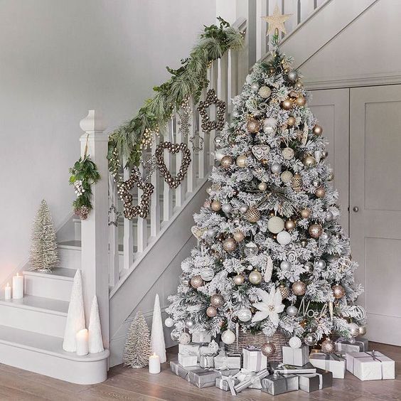 How to Choose Christmas Trees for Living Rooms 4